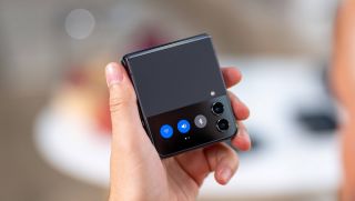 Giá Galaxy Z Flip4 tháng 7/2023 giảm cực cháy, rẻ hơn cả iPhone 12, khách Việt chốt đơn mỏi tay