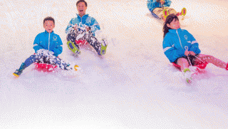 Thông tin thú vị về địa điểm có tuyết rơi ở TP Hồ Chí Minh, người dân kéo nhau đến trải nghiệm