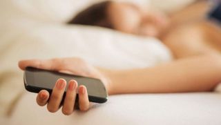 2 tác hại của việc đặt điện thoại bên cạnh khi ngủ, ai cũng nên biết kẻo hối hận không kịp