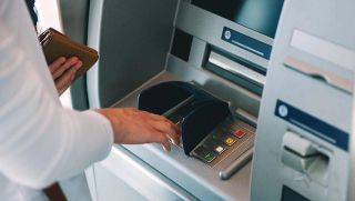 Rút tiền tại cây ATM, tài khoản đã trừ tiền nhưng ATM không nhả tiền, làm cách này để lấy lại