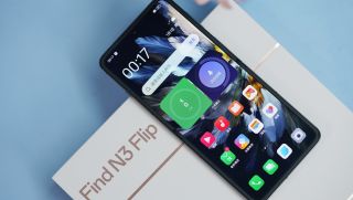 Kẻ địch giá rẻ của Galaxy Z Flip5 lộ camera như iPhone 15 Pro, hứa hẹn cho ngôi vua máy gập