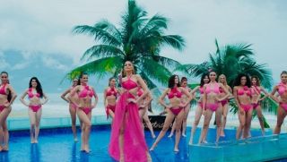 Dàn người đẹp Miss Grand International 2023 chật vật trình diễn bikini dưới trời mưa