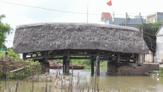 Cây cầu gỗ lợp lá hơn 700 tuổi độc đáo nhất Việt Nam: Được làm từ loại gỗ quý hiếm hàng đầu nước ta