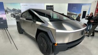 ‘Quái thú bán tải’ Tesla Cybertruck ra mắt giá 1,48 tỷ đồng, thiết kế ‘độc nhất’, công nghệ tối tân