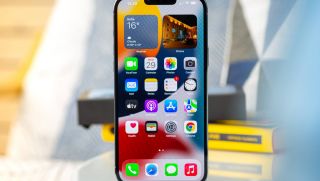 Lý giải độ hot của iPhone 13 Pro Max: Tuổi đời hơn 2 năm, giá vẫn cao nhưng vẫn được khách Việt ưa chuộng