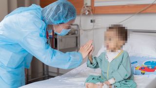 Bà hiến gan cứu sống cháu gái 2 tuổi suy gan giai đoạn cuối
