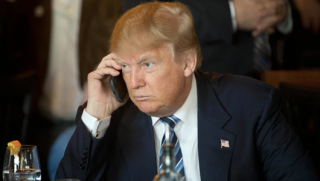 Điện thoại của Donald Trump có gì: Chức năng như iPhone ‘cục gạch’, 1 điểm khác biệt với người thường