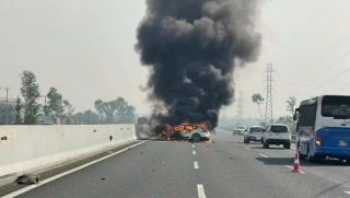 Tông vào Toyota Corolla Cross, Porsche Macan bất ngờ bốc cháy dữ dội trên cao tốc Hà Nội - Hải Phòng