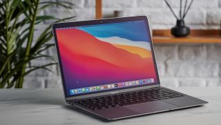 MacBook Air M1 xuống giá rẻ chưa từng có từ trước đến nay, vẫn là laptop mỏng nhẹ số 1 cho dân văn phòng