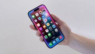 Tính năng AI mới trên iOS 18.2 khiến iPhone ‘nóng ran’, người dùng chỉ biết than trời