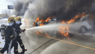 Một phụ nữ bị bắt giữ hình sự vì đốt vàng mã ở ngã tư đường khiến 7 chiếc ô tô bị thiêu rụi