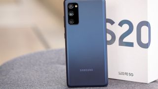 Galaxy S20 FE ra giá căng như dây đàn, rẻ bằng nửa iPhone 11, trang bị xịn hơn cả iPhone 16