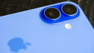 Vua doanh số 2025 dễ thuộc về iPhone 16 vì giá đang ngày càng rẻ, Galaxy S25 Ultra cũng lo ngại