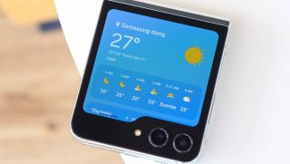 Galaxy Z Flip5 vững ngôi vua màn gập giá rẻ, AI xịn như Galaxy S25 Ultra mà giá rẻ hơn cả iPhone 13