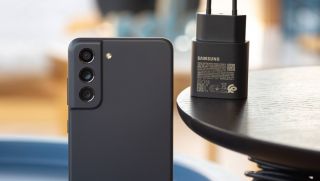 Đây là chiếc flagship Samsung giá siêu rẻ chỉ bằng nửa iPhone 11 có trang bị còn mạnh hơn iPhone 16