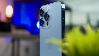 Đây là iPhone Pro ba mắt màn tai thỏ cuối cùng, mạnh thua kém iPhone 16 Pro không, giá rẻ tầm trung
