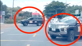 Lâm Đồng: 2 tài xế lái ô tô chặn quốc lộ dành đường cho đoàn khoảng 20 chiếc xe đi ra từ khu du lịch