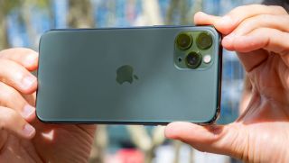 Đây là iPhone 3 mắt giá rẻ nhất Việt Nam, cũ nhưng vẫn ngang ngửa Galaxy A56 5G, ăn đứt iPhone 16