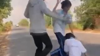 Phẫn nộ clip 1 nữ sinh bị nhóm nữ sinh đánh đập dã man, không thể phản kháng, nhà trường nói gì?