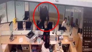 20 giây ‘nhanh như chớp’ của tên cướp ngân hàng ở Quảng Ninh, camera ghi lại cảnh hãi hùng