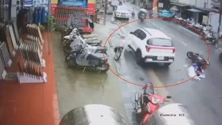 Kinh hoàng clip ô tô tông liên hoàn 3 xe máy ở Sa Pa khiến cháu bé 5 tuổi tử vong thương tâm 