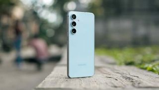 Rẻ hơn cả iPhone 13, Galaxy S24 FE trở thành điện thoại AI quốc dân, làm lu mờ cả iPhone 16