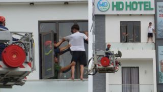 Hé lộ danh tính thanh niên trèo lên lan can tầng 4 nhà nghỉ đòi tự tử, lực lượng cứu hộ kịp thời ngăn chặn