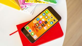 iPhone SE 2020 mạnh như iPhone 11 vẫn có iOS 26, giá rẻ như rau trong tháng 6 so kè Redmi Note 14 4G