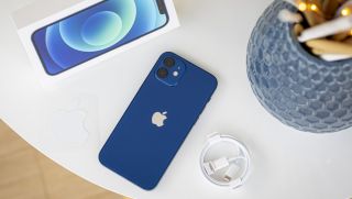 Đập hộp iPhone 12 fullbox giá dưới 10 triệu, màn hình OLED xịn sò, trang bị mạnh không kém nhiều iPhone 16