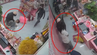 Clip 2 tên cướp dùng dao khống chế nữ nhân viên bán hàng, cô gái chỉ nói 1 câu đã khiến CĐM phải nể