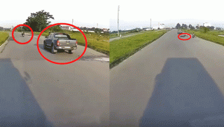 Ô tô bán tải cố tình tạt sang phải, đẩy người đi xe máy ngã lăn nhiều vòng rồi tăng ga bỏ chạy