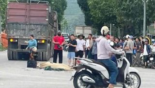 Hiện trường tang thương vụ thanh niên bị cuốn vào gầm xe đầu kéo, nạn nhân bị kéo lê trên đường