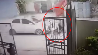 Bàng hoàng clip bé trai chứng kiến mẹ bị ô tô tông hất văng ra đường, ô tô đi với tốc độ ‘bàn thờ’