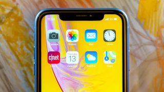 iPhone XR rẻ như cỏ, cũng 1 camera đơn giản như iPhone 16e, vẫn có iOS mới, ngon vài năm tới