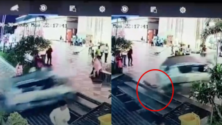Clip ô tô mất lái lao như tên bắn vào khách sạn, hất văng người lên trời, 3 người thoát chết thần kỳ