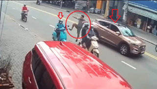 Diễn biến nóng vụ người đàn ông đạp ngã và chửi bới cô gái đi xe ôm công nghệ ngay giữa đường