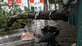 Cơn giông lốc lớn tại Hà Nội hôm nay 19/7: Cây bật gốc, mái tôn bay, nhiều ô tô hạng sang bị hư hại