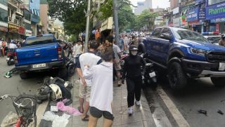 Kinh hoàng hiện trường ô tô điên gây tai nạn liên hoàn ở Khâm Thiên, nạn nhân nằm gọn dưới gầm xe