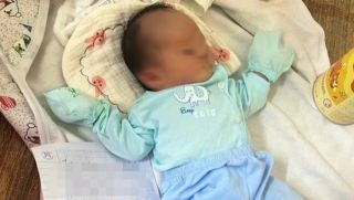 Mẹ ruột bỏ rơi con gái còn đỏ hỏn trong thùng xốp bên đường, bức tâm thư để lại gây phẫn nộ tột độ