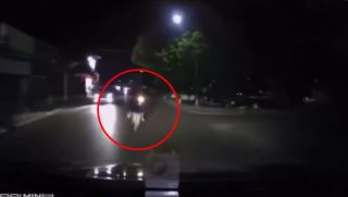 Đứng tim khoảnh khắc xe máy ‘lao như bay’ tông trực diện vào ô tô ở Hải Hậu, người không còn nguyên vẹn