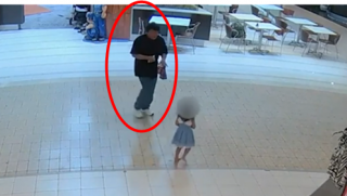 Sốc: Ngay trong trung tâm thương mại, kẻ lạ mặt tiếp cận và bắt cóc bé gái, phép màu đã đến với bé