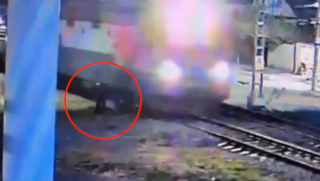 Nghẹt thở khoảnh khắc người đàn ông lao ra cứu người ngã gục ở đường ray vài giây trước khi tàu lao tới