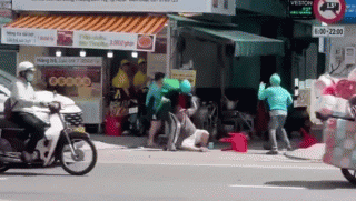 3 shipper đánh nhau với cặp đôi ở TPHCM: Công an mời cả 5 người đến lấy lời khai