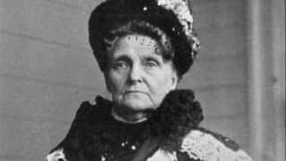 Nữ tỷ phú giàu nhất lịch sử: Có 445.000 tỷ, đưa con bó bột viện người nghèo dẫn đến phải cắt 1 chân