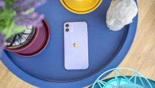 Chưa đầy 9 triệu, iPhone 11 xả kho rẻ như cho tháng 8, đủ mượt cho cơ bản, chụp đẹp như iPhone 16