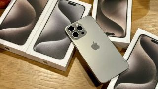 Giá đập hộp iPhone 15 Pro Max giảm gần chục triệu, rẻ cháy sàn đón iPhone 17, không kém nhiều iPhone 16 Pro Max