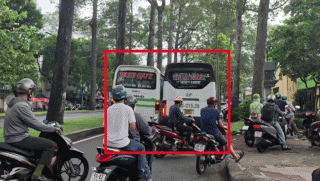 Vụ hai xe khách dừng chắn hết làn đường ở TP.HCM: ‘10 xe máy leo vỉa hè có bị xử phạt 4-6 triệu?’