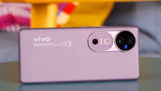 Đây là vivo V40 5G - điện thoại màn cong giá rẻ, pin khủng sạc nhanh đe nẹt Galaxy S25