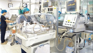 Gia đình đau đớn khi đứa con 2 ngày tuổi không thể qua khỏi sau khi chọn ngày giờ đẹp để sinh mổ