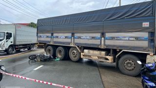 Cú phanh gấp khiến nam dân quân 19 tuổi bị cuốn vào bánh ô tô tải ở TP.HCM, tử vong tại chỗ